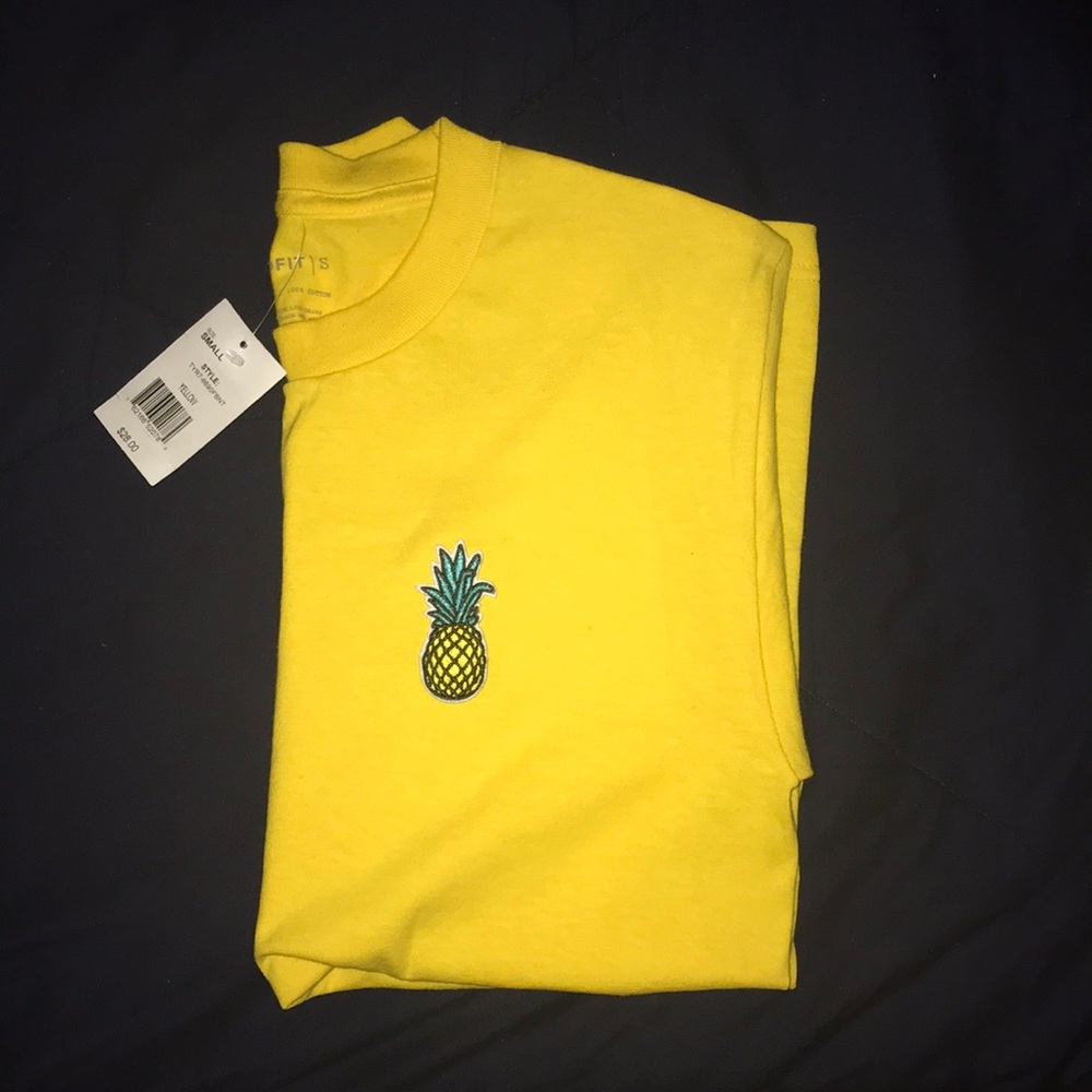 T-shirt with pineapple logo